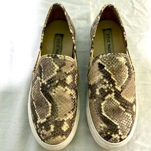 Steve Madden Slip on shoes snakeskin print. Size 6